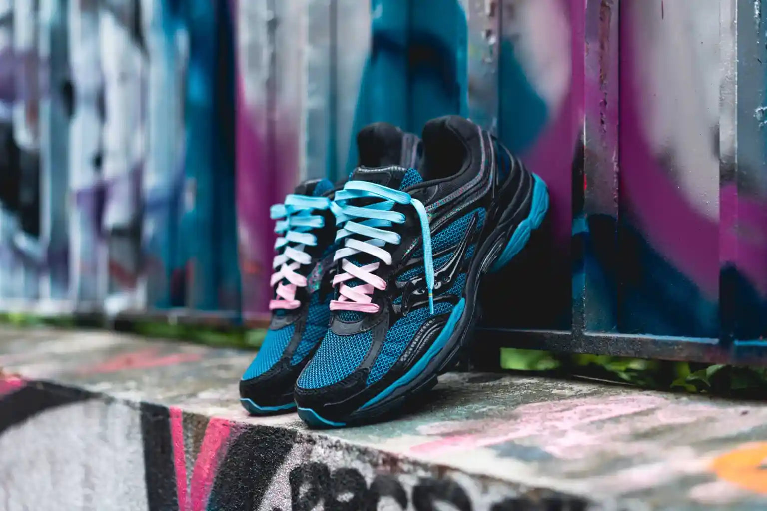 SAUCONY